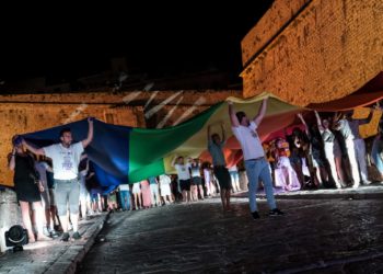 Despliegan una gran bandera LGTB en Ibiza. Sergio G. Cañizares (Ibiza Never Close).