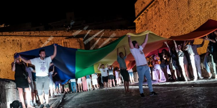 Despliegan una gran bandera LGTB en Ibiza. Sergio G. Cañizares (Ibiza Never Close).