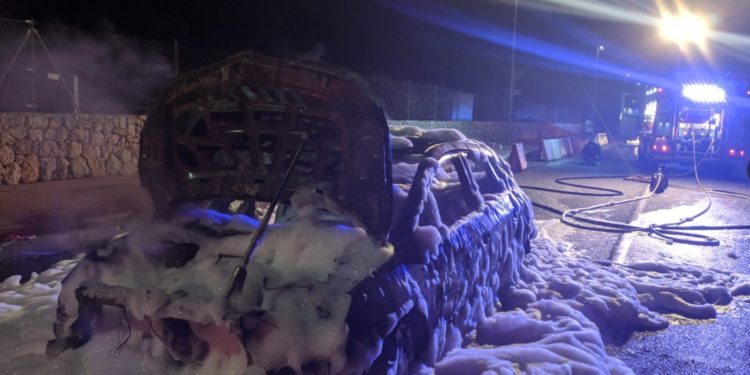 Imagen del coche quemado. Bruno Roig.