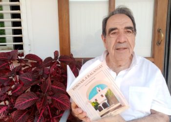 Bernat Ribas Planells amb un exemplar de la seua segona novel·la. Imatge cedida a Noudiari.