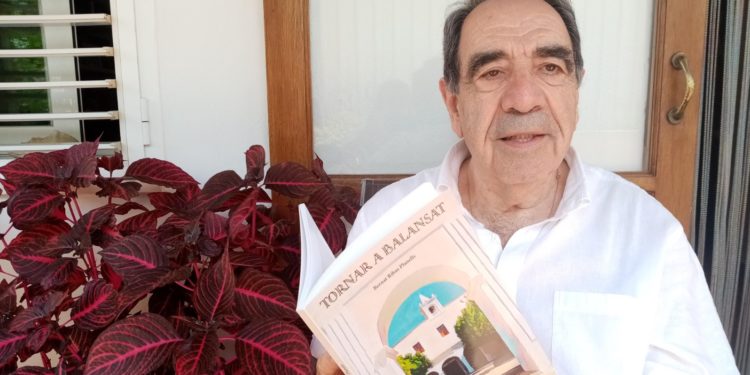 Bernat Ribas Planells amb un exemplar de la seua segona novel·la. Imatge cedida a Noudiari.