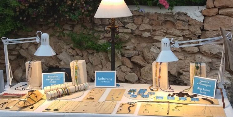 Uno de los puestos de la Mostra Artesanal en una edición anterior.