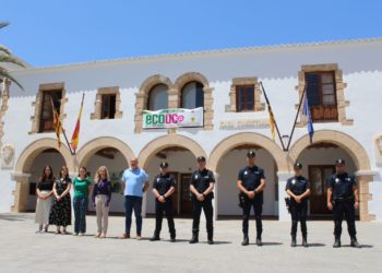 La alcaldesa Carmen Ferrer con los tres agentes y la arquitecta que han tomado posesión, los concejales Juan Carlos Roselló y Cristina Tur, y la secretaria de la Corporación y responsables de los departamentos en que prestarán servicio las nuevas incorporaciones.