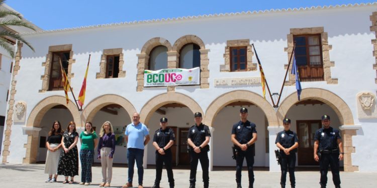 La alcaldesa Carmen Ferrer con los tres agentes y la arquitecta que han tomado posesión, los concejales Juan Carlos Roselló y Cristina Tur, y la secretaria de la Corporación y responsables de los departamentos en que prestarán servicio las nuevas incorporaciones.