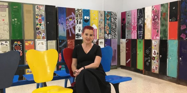 Marian Ferrer, directora de l'Escola d'Art d'Eivissa, aquest dijous al centre. Foto: Toni Escandell.