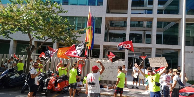 Imagen de archivo de una protesta reciente de socorristas ante el Consell d'Eivissa. CGT.