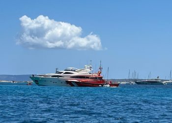 Imagen del yate y del barco de Salvamento Marítimo. Cedida por Ràdio Illa.