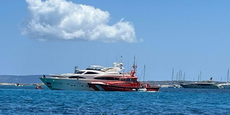 Imagen del yate y del barco de Salvamento Marítimo. Cedida por Ràdio Illa.