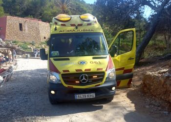 Imagen de una ambulancia en Cala Salada, Sant Antoni (Ibiza).