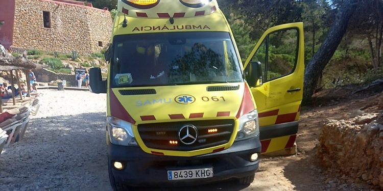 Imagen de una ambulancia en Cala Salada, Sant Antoni (Ibiza).