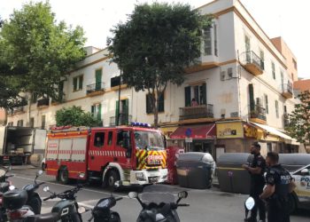 Los bomberos del Parque Insular del Consell, tras sofocar el incendio y asegurar el local en presencia de la Policía Local de Ibiza. Foto: L. F. A