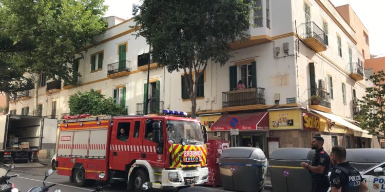 Los bomberos del Parque Insular del Consell, tras sofocar el incendio y asegurar el local en presencia de la Policía Local de Ibiza. Foto: L. F. A