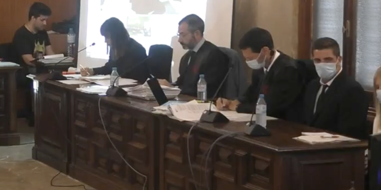 Sesión del juicio de hoy, con el acusado en primer término.