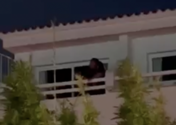 Balcón del hotel en el que tuvo lugar la agresión. Policía Local de Sant Josep.