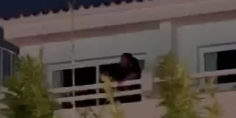 Balcón del hotel en el que tuvo lugar la agresión. Policía Local de Sant Josep.