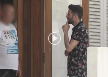 El periodista de Telecinco habla con uno de los ocupantes de la vivienda denunciada.