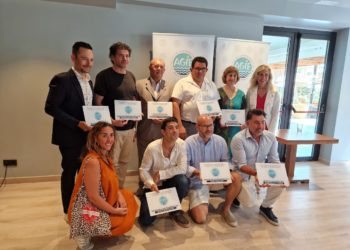 Premiados. Fila de arriba de izquierda a derecha: Rafael Ruiz, alcalde de Eivissa; David Reartes, chef de Re.art y Pomona; Vicent Marí, presidente de la Associació d' Apicultors; José Torres 'Racó", chef ejecutivo de Port Balanzat, Es Nautic, Ses Escoles y Club Náutico de Ibiza; Cati Marí, propietaria del restaurante Es Rebost de can Prats; Carmen Ferrer, alcaldesa de Santa Eulària des Riu.  Fila de abajo de izquierda a derecha: Gaby Gambina, responsable de Ibiza Produce; Álvaro Sanz, chef de Es Tragón; David Grussaute, chef de Unic; Juanan Martinez, responsable del hotel W Ibiza.