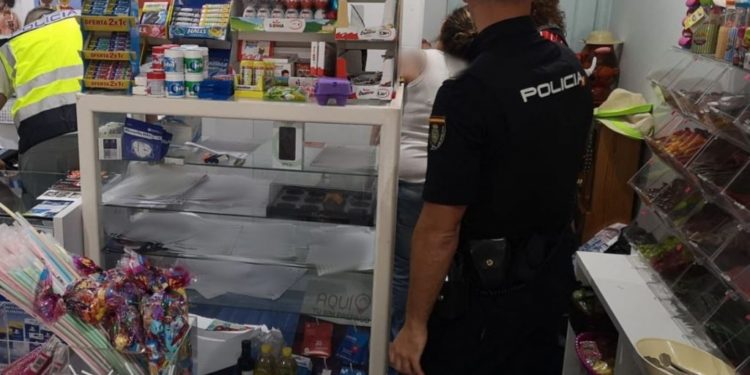 Intervención en la tienda. Foto Policía Nacional