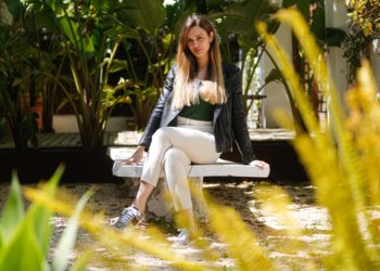 Irene Cabello Rivera, Directora de seguridad de Amnesia, en los jardines de Can Caus. Foto: Toni Escobar