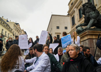Kareen Killeen, a la derecha de la imagen en primer plano durante la acción contra el Congreso del 6 de abril