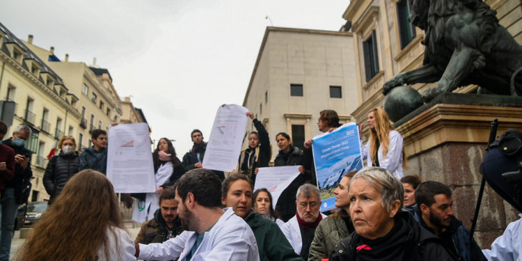 Kareen Killeen, a la derecha de la imagen en primer plano durante la acción contra el Congreso del 6 de abril