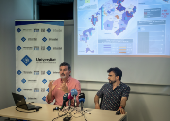 Los autores del estudio durante su presentación en la UIB ante los medios.