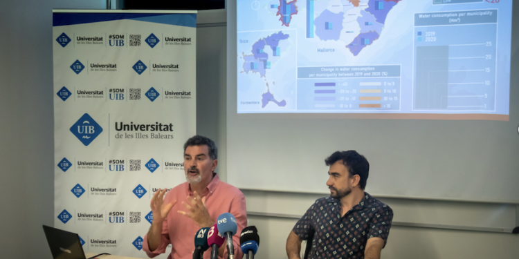 Los autores del estudio durante su presentación en la UIB ante los medios.