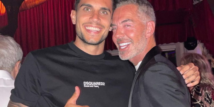 Mar Bartra y Dean Caten, en una imagen juntos en Ibiza compartida por Bartra en sus redes.
