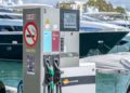 Estación de recarga de combustible en una zona náutica de Ibiza.
