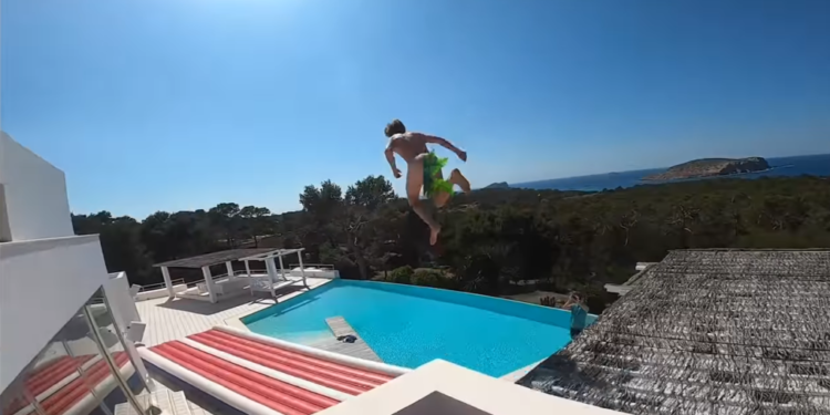 Un famoso Youtuber practicando balconing en Ibiza.