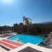 Un famoso Youtuber practicando balconing en Ibiza.
