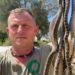 Dean Gallagher, uno de los voluntarios más activos de Amics de la Terra, con un 'manojo' de serpientes.