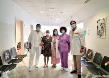 De izquierda a derecha, Joan Tur, coordinador de enfermería del Hospital de Formentera, Pepita Gabaldar, presidenta de la sede de Formentera de la AECC, la Dra. María Iglesias, oncóloga, Montserrat Benedicto, enfermera referente de Urgencias y responsable de enfermería de los tratamientos oncológicos y Gonzalo Espí, subdirector de gestión del Hospital de Formentera.
