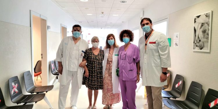 De izquierda a derecha, Joan Tur, coordinador de enfermería del Hospital de Formentera, Pepita Gabaldar, presidenta de la sede de Formentera de la AECC, la Dra. María Iglesias, oncóloga, Montserrat Benedicto, enfermera referente de Urgencias y responsable de enfermería de los tratamientos oncológicos y Gonzalo Espí, subdirector de gestión del Hospital de Formentera.