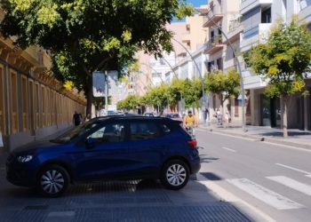 Coche aparcado sobre la acera. Foto H. B.