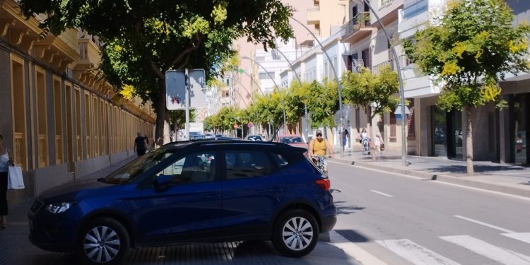 Coche aparcado sobre la acera. Foto H. B.