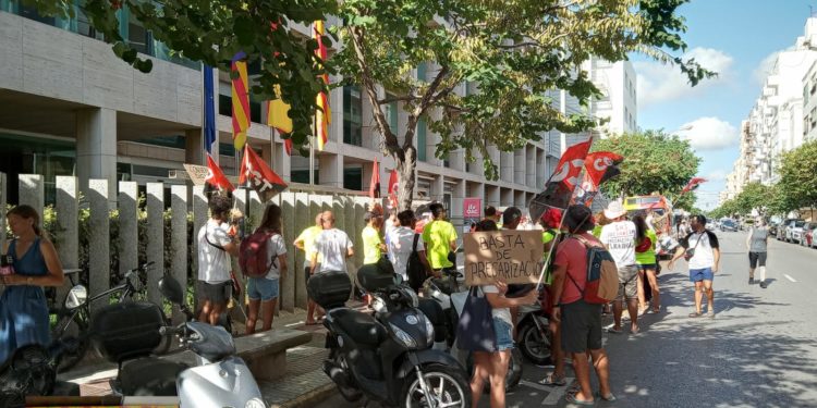 Protesta de este jueves ante el Consell. Imagen cedida a Noudiari.