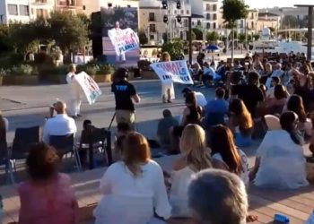 Las activistas en la pasarela. Imagen cedida por Extinction Rebellion.