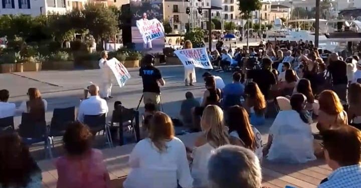 Las activistas en la pasarela. Imagen cedida por Extinction Rebellion.