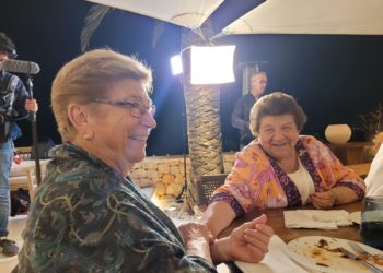 Les cantadores  Pepita Palau i Margalida Roig durant el sopar a Destino Pacha Ibiza Resort. Noudiari.