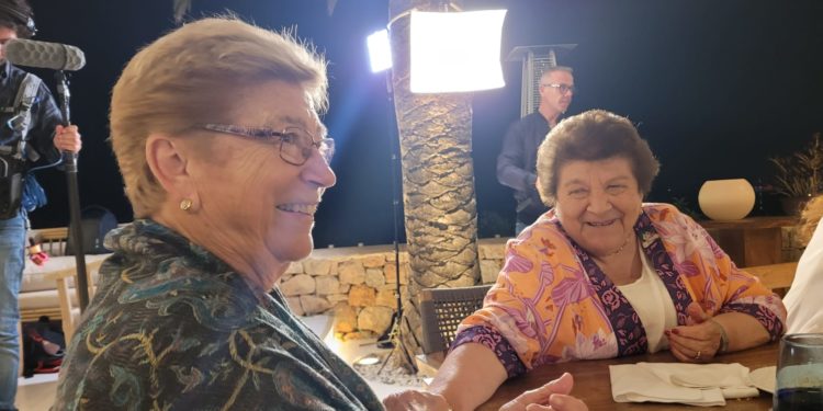 Les cantadores Pepita Palau i Margalida Roig durant el sopar a Destino Pacha Ibiza Resort. Noudiari.