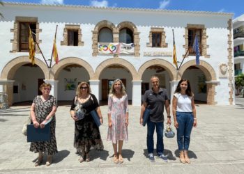 La alcaldesa Carmen Ferrer y la concejala Sol Ferrer, junto con los tres profesores jubilados. Ayuntamiento St. Eulària.