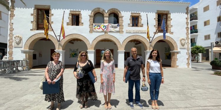 La alcaldesa Carmen Ferrer y la concejala Sol Ferrer, junto con los tres profesores jubilados. Ayuntamiento St. Eulària.