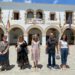 La alcaldesa Carmen Ferrer y la concejala Sol Ferrer, junto con los tres profesores jubilados. Ayuntamiento St. Eulària.