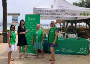 La presidenta Ana Juan amb les voluntàries de l'Associació Espanyola Contra el Càncer de Formentera, avui a la platja des Pujols. Consell de Formentera.