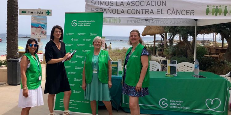 La presidenta Ana Juan amb les voluntàries de l'Associació Espanyola Contra el Càncer de Formentera, avui a la platja des Pujols. Consell de Formentera.