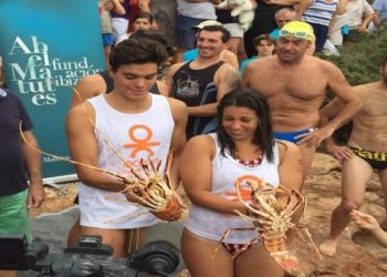 Imagen de archivo de los ganadores de una edición pasada de la Travesía a nado Cova de ses Llagostes.