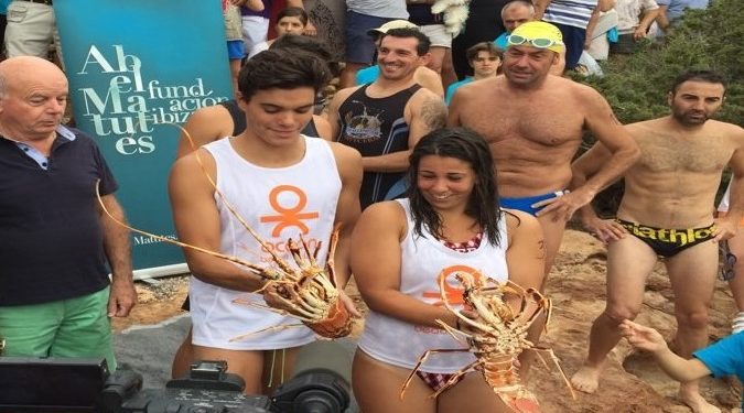 Imagen de archivo de los ganadores de una edición pasada de la Travesía a nado Cova de ses Llagostes.