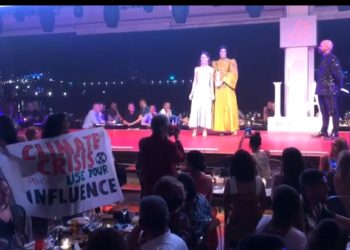 Tania Moon despliega una pancarta durante la gala de entrega de premios a influencers en Lío.