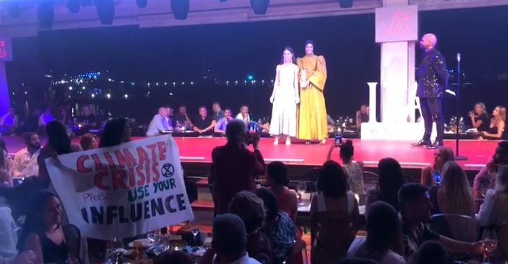 Tania Moon despliega una pancarta durante la gala de entrega de premios a influencers en Lío.